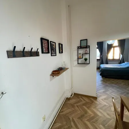 Varady's With Private Parking Appartement