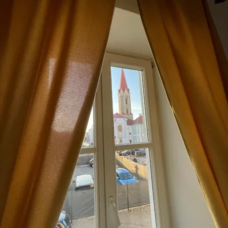 Varady's With Private Parking Appartement