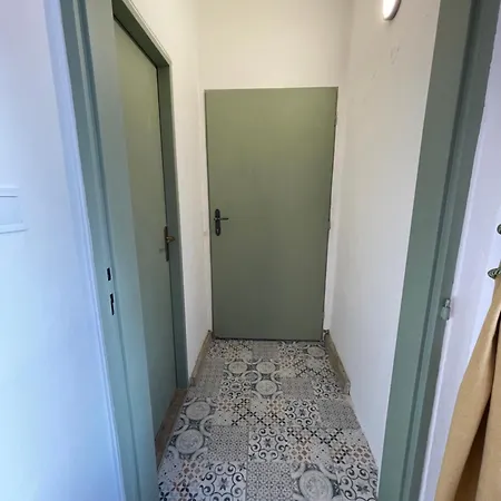 Varady's With Private Parking *