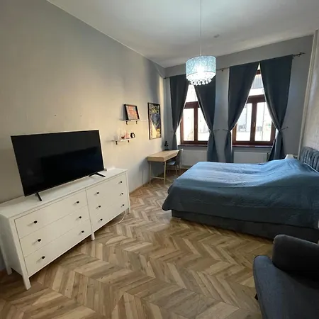 Varady's With Private Parking *