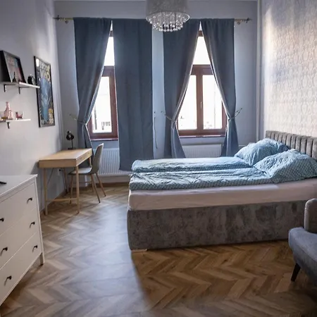 Varady's With Private Parking Apartament