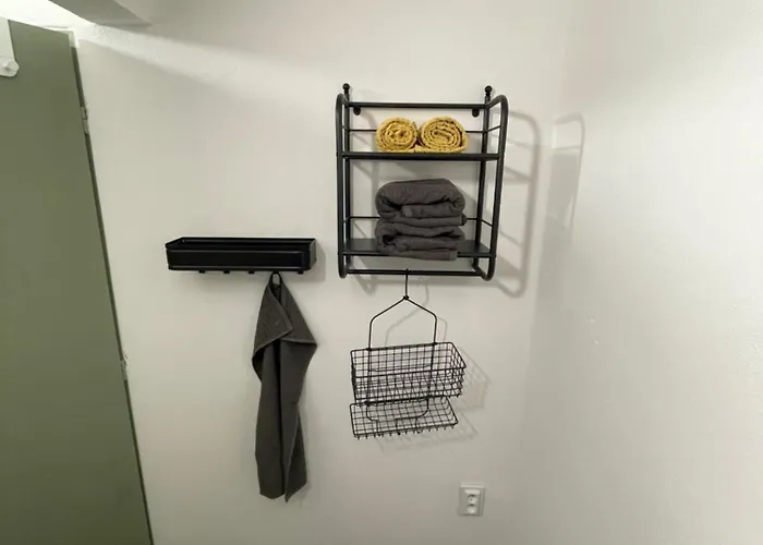 Varady's With Private Parking Appartement