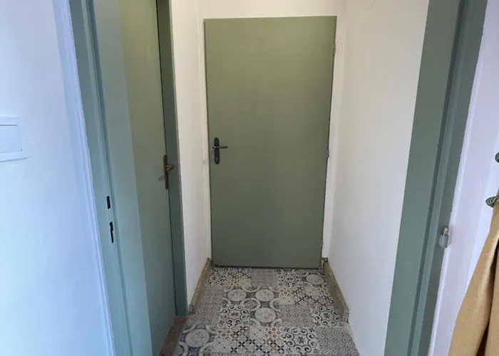 Varady's With Private Parking *