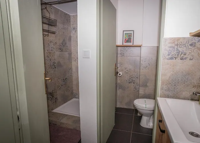 Varady's With Private Parking